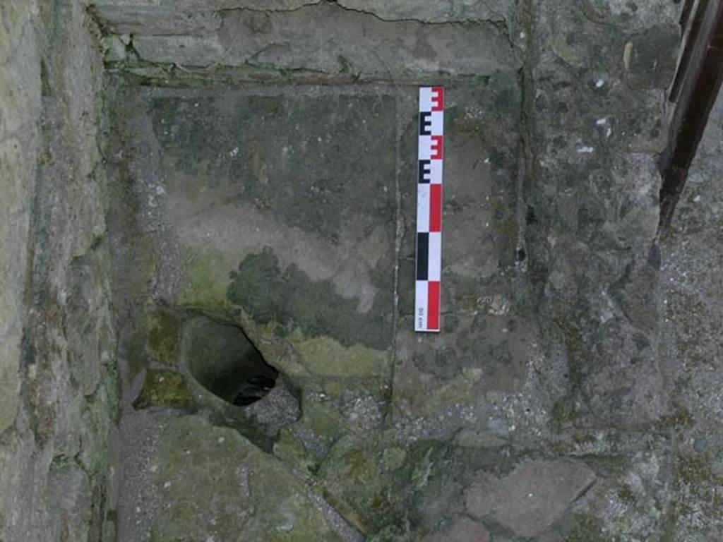 Ins Or II, 9, Herculaneum. May 2006. Detail of latrine in south-west corner. Photo courtesy of Nicolas Monteix.